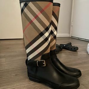 BURBERRY BOOTS SIZE 8